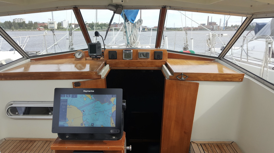Finnsailer 34 кокпит