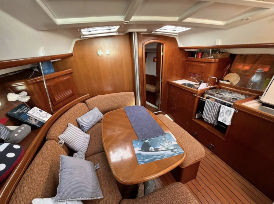 Beneteau 393 Clipper стол в кают компании