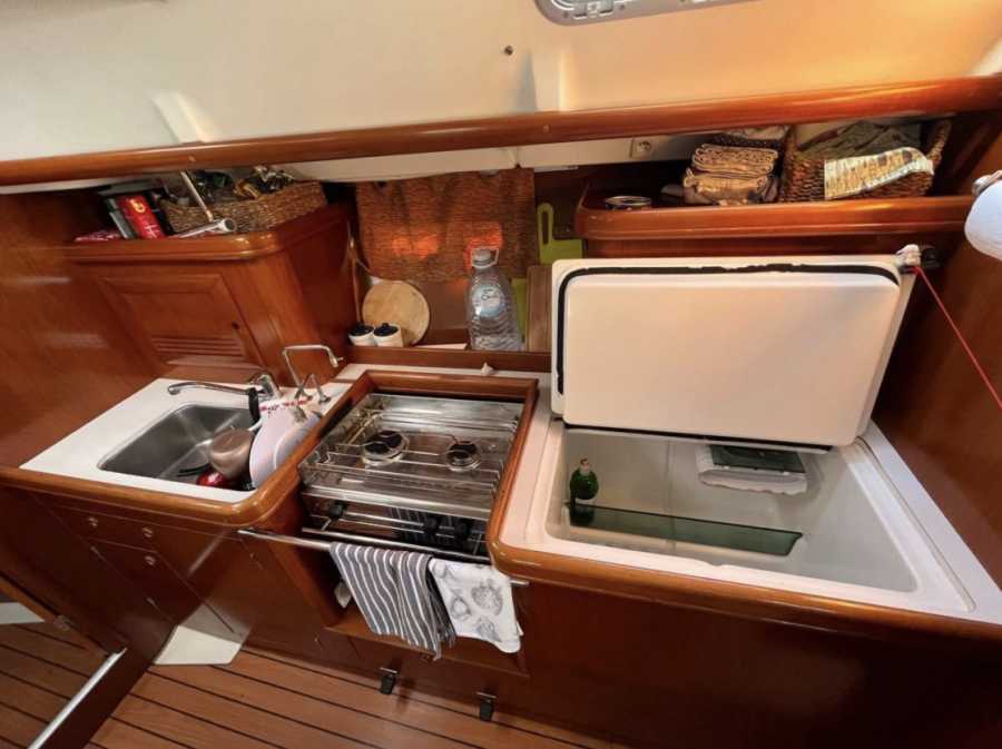 Beneteau 393 Clipper камбуз