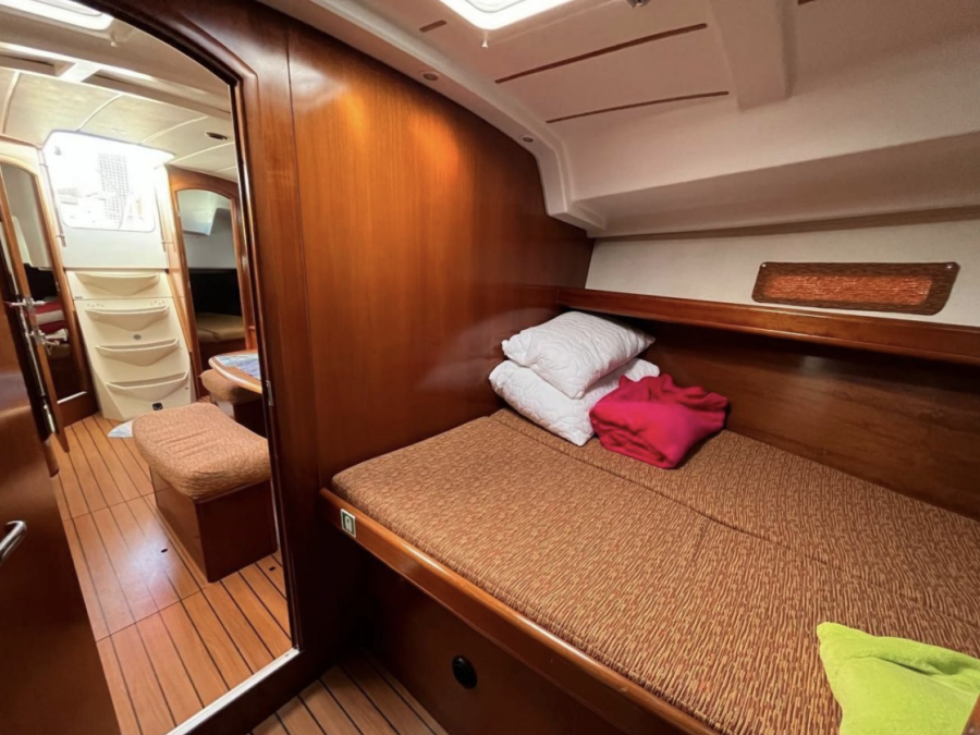 Beneteau 393 Clipper носовая каюта